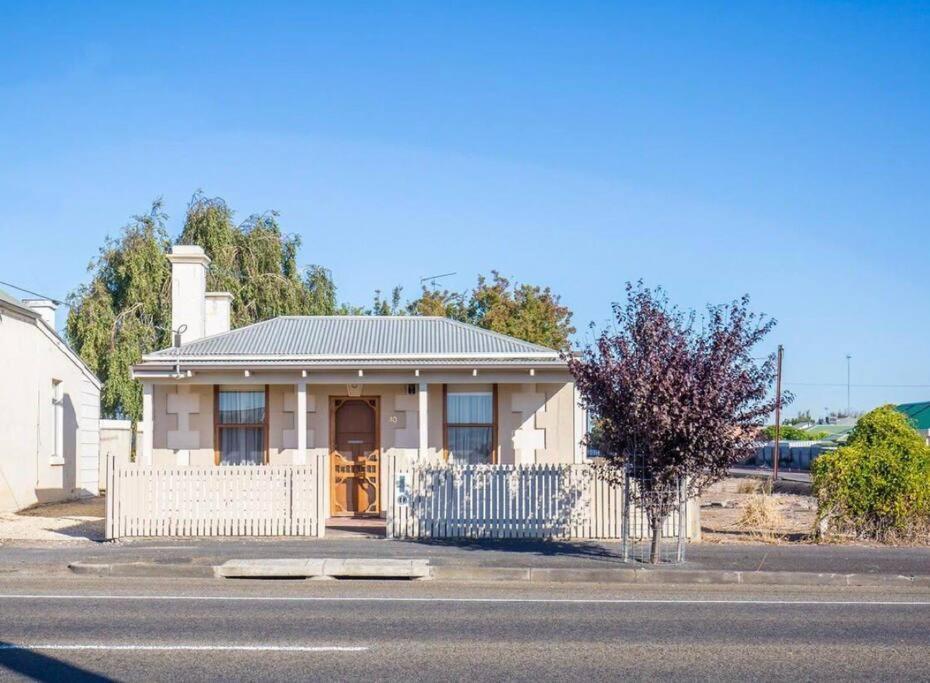 Cornelias Cottage Mount Gambier Central Exterior photo